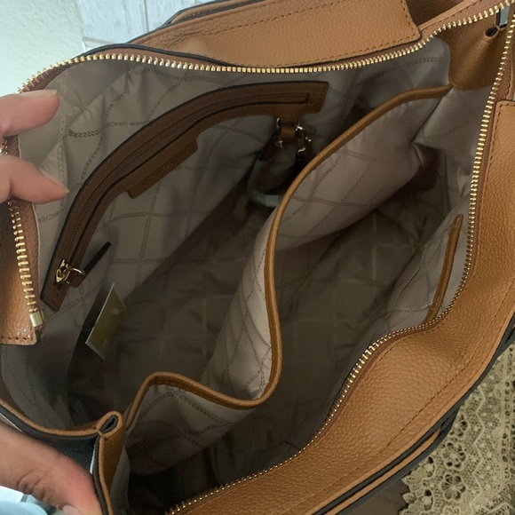 Last one 🌟New MK tote 🦄🦄 very pretty roomy - Picture 8 of 8